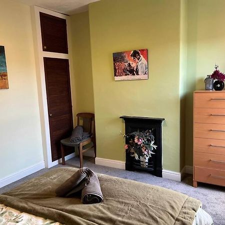 Spacious 2-Bedroom House In Stockton Heath With Free Wifi By Amazing Spaces Relocations Ltd Warrington  Exteriör bild