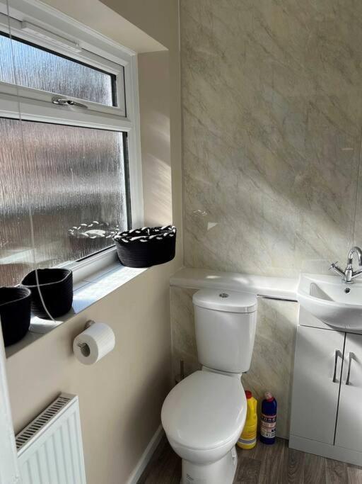 Spacious 2-Bedroom House In Stockton Heath With Free Wifi By Amazing Spaces Relocations Ltd Warrington  Exteriör bild