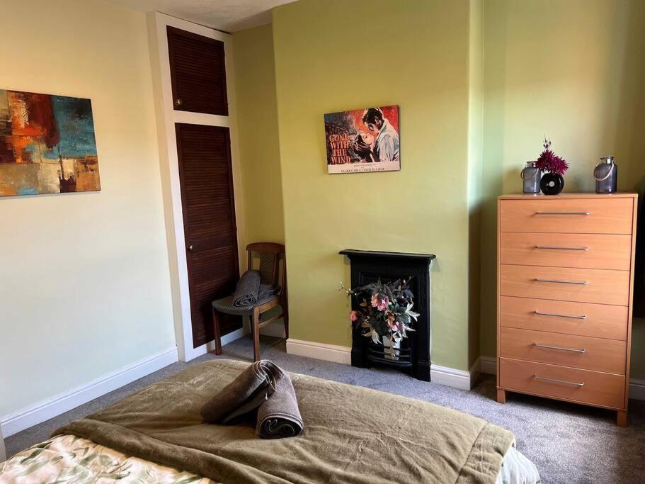 Spacious 2-Bedroom House In Stockton Heath With Free Wifi By Amazing Spaces Relocations Ltd Warrington  Exteriör bild