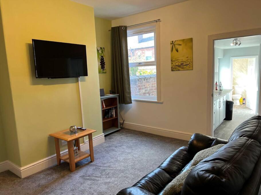 Spacious 2-Bedroom House In Stockton Heath With Free Wifi By Amazing Spaces Relocations Ltd Warrington  Exteriör bild