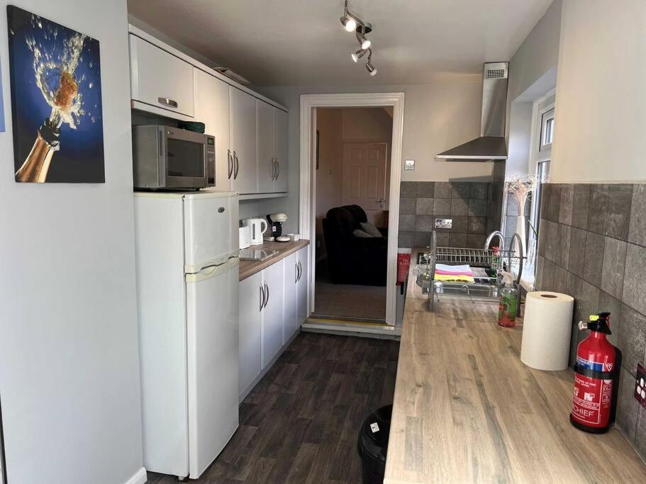 Spacious 2-Bedroom House In Stockton Heath With Free Wifi By Amazing Spaces Relocations Ltd Warrington  Exteriör bild