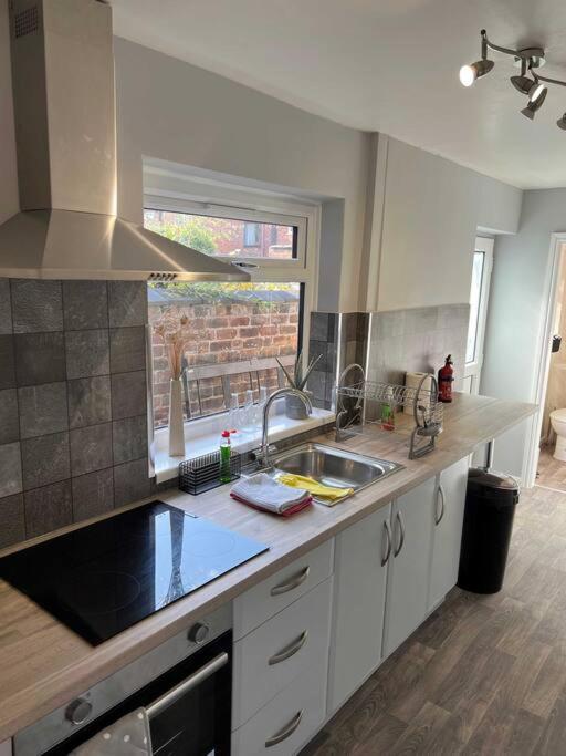 Spacious 2-Bedroom House In Stockton Heath With Free Wifi By Amazing Spaces Relocations Ltd Warrington  Exteriör bild