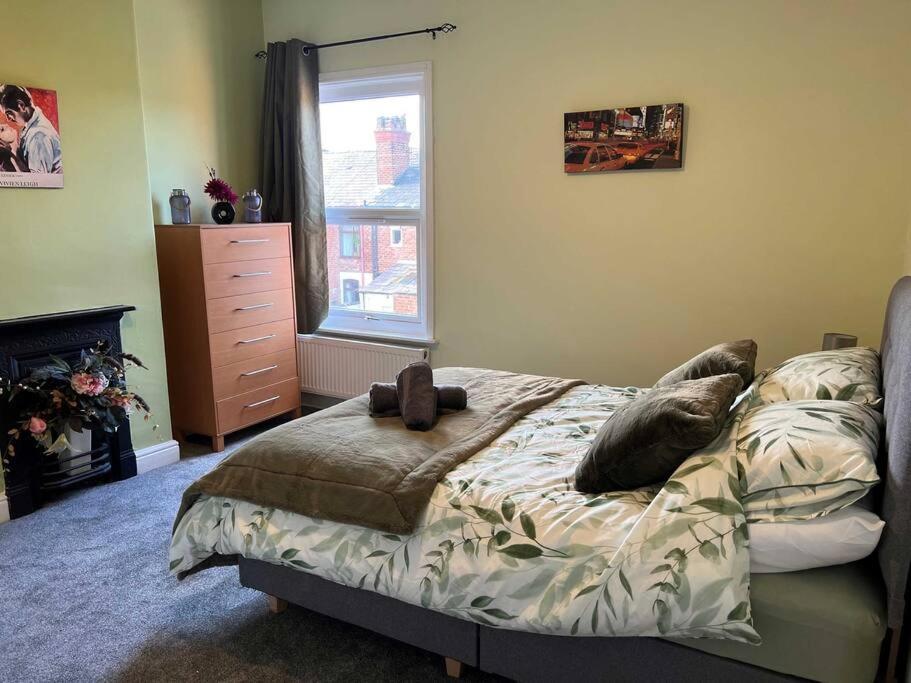 Spacious 2-Bedroom House In Stockton Heath With Free Wifi By Amazing Spaces Relocations Ltd Warrington  Exteriör bild