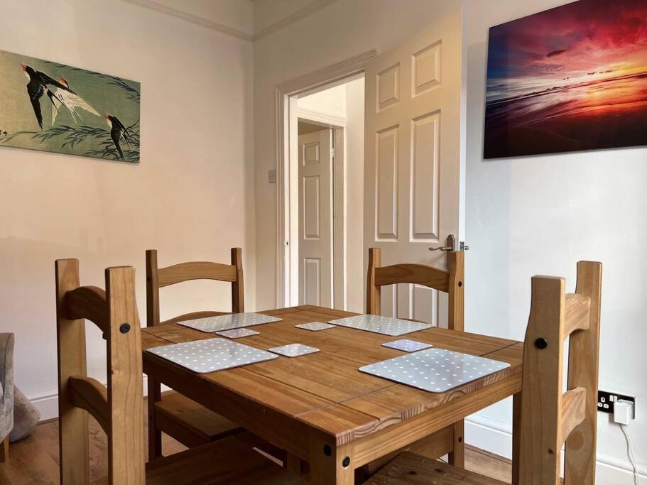 Spacious 2-Bedroom House In Stockton Heath With Free Wifi By Amazing Spaces Relocations Ltd Warrington  Exteriör bild