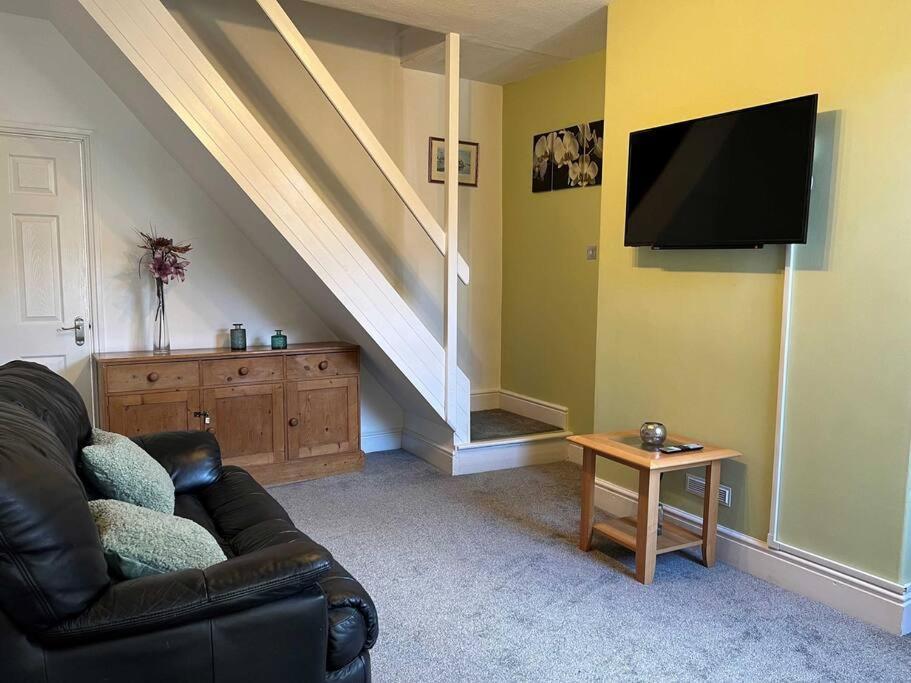 Spacious 2-Bedroom House In Stockton Heath With Free Wifi By Amazing Spaces Relocations Ltd Warrington  Exteriör bild