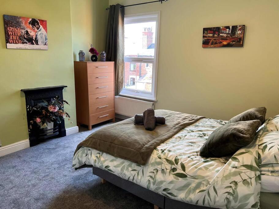Spacious 2-Bedroom House In Stockton Heath With Free Wifi By Amazing Spaces Relocations Ltd Warrington  Exteriör bild