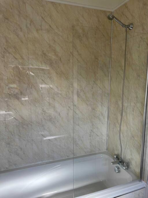 Spacious 2-Bedroom House In Stockton Heath With Free Wifi By Amazing Spaces Relocations Ltd Warrington  Exteriör bild