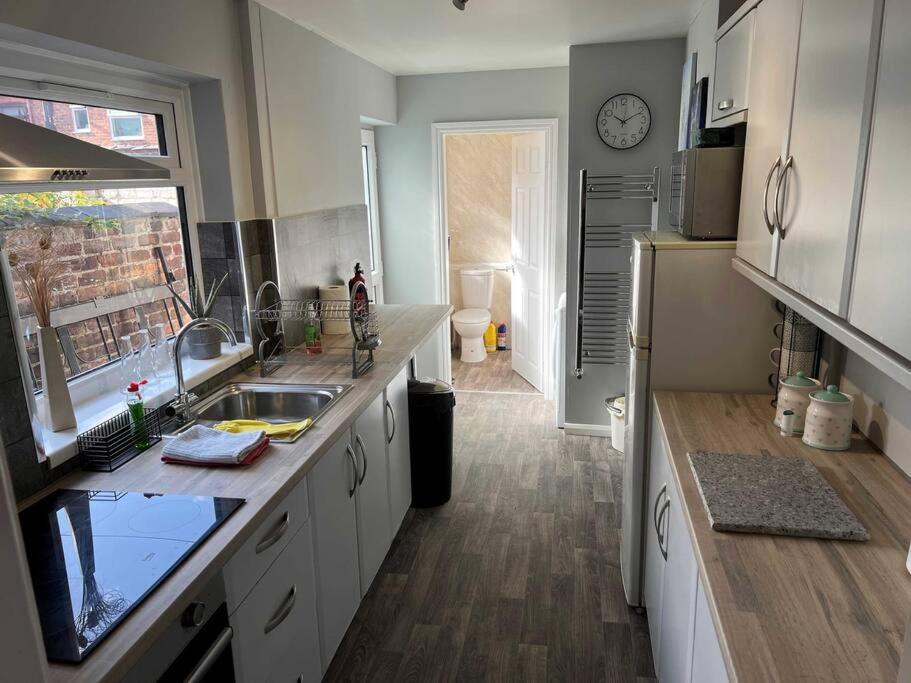 Spacious 2-Bedroom House In Stockton Heath With Free Wifi By Amazing Spaces Relocations Ltd Warrington  Exteriör bild