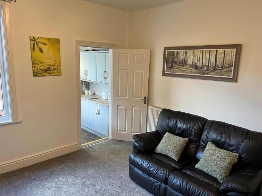 Spacious 2-Bedroom House In Stockton Heath With Free Wifi By Amazing Spaces Relocations Ltd Warrington  Exteriör bild